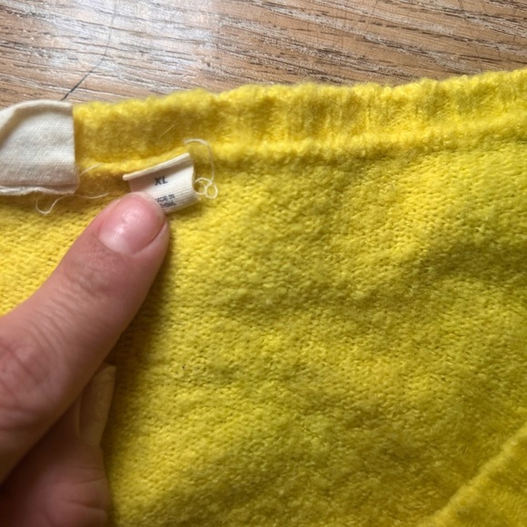 GAP Yellow Men's fuzzy Sweater size XL - Picture 3 of 4